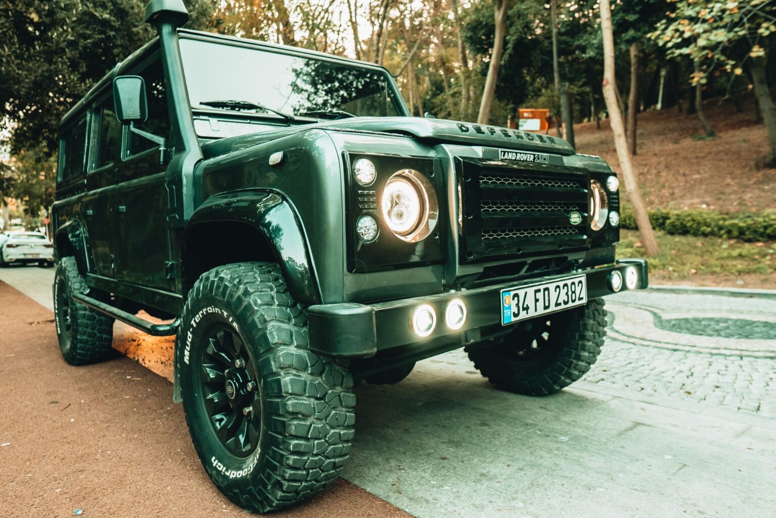 Land Rover Defender – historia, generacje, dane techniczne i fenomen brytyjskiej terenówki