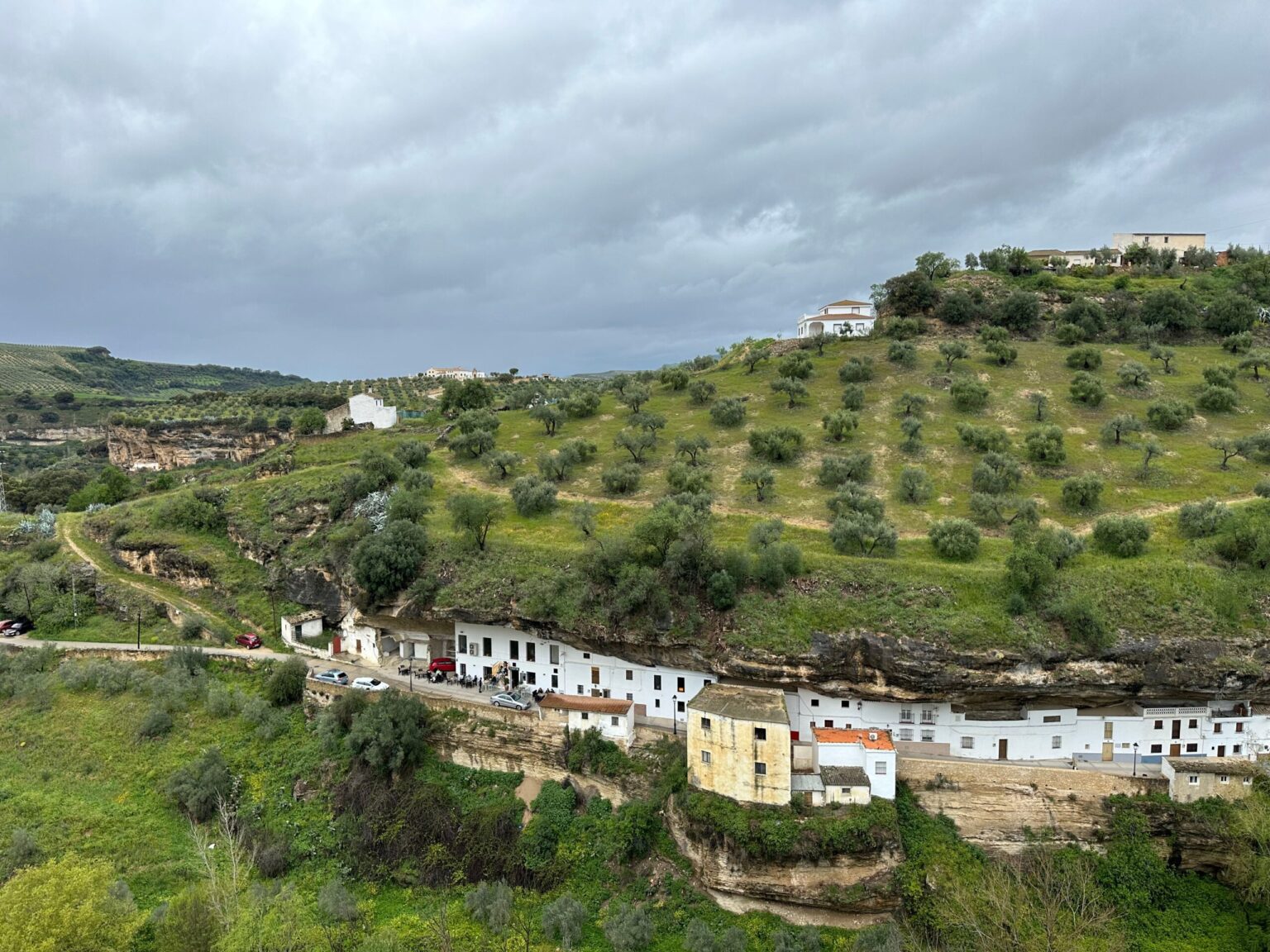 Setenil de las Bodegas – niezwykłe białe miasteczko ukryte pod skałami Andaluzji