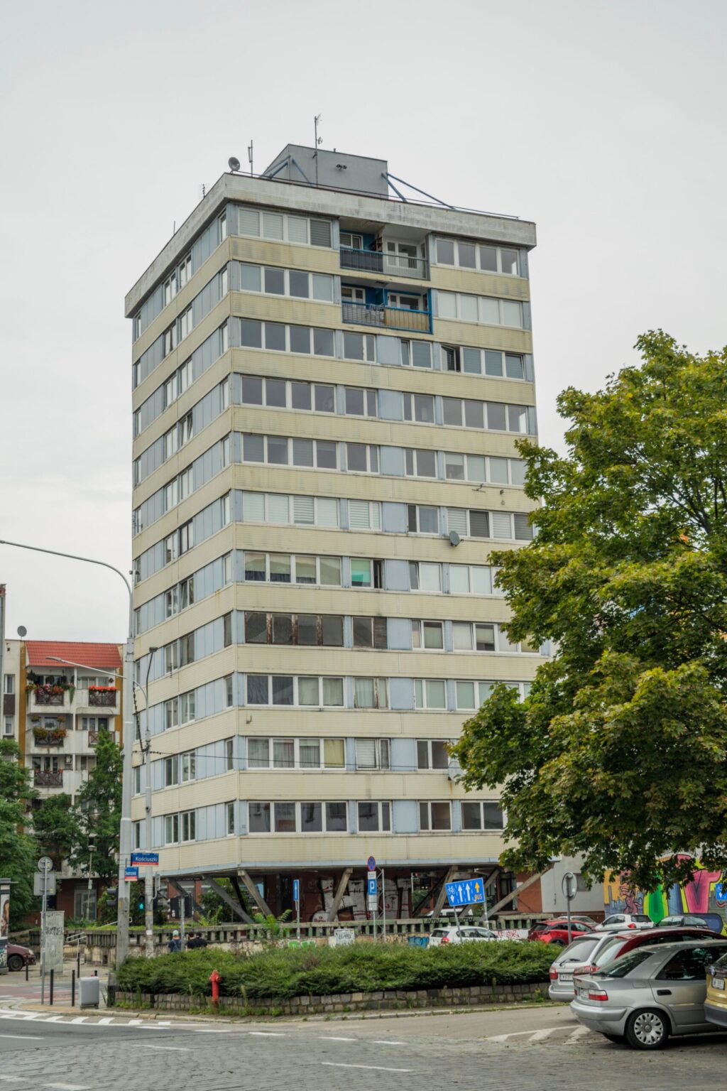 Trzonolinowiec – historia, konstrukcja i niezwykłe dzieje wiszącego wieżowca we Wrocławiu