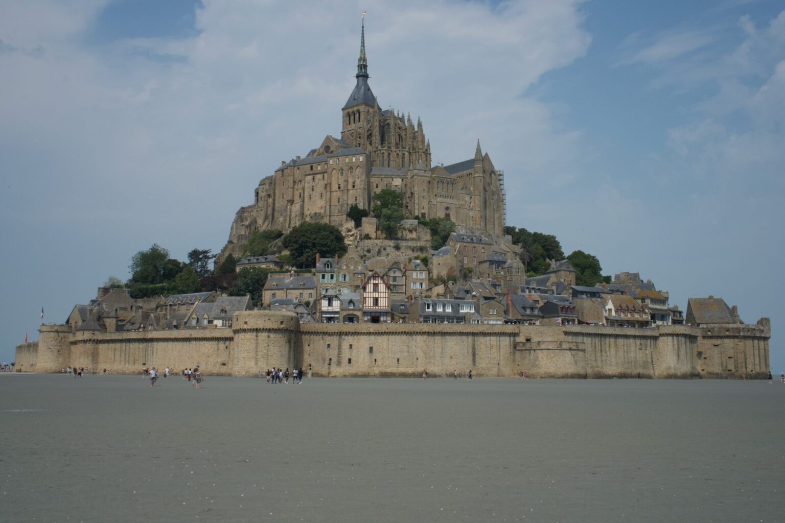Mont Saint-Michel – historia, architektura, pływy i zwiedzanie niezwykłej wyspy we Francji