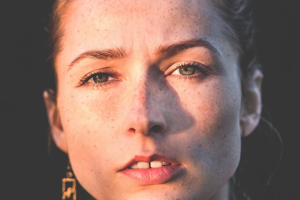 Pielęgnacja skóry po 40. roku życia – czego naprawdę potrzebuje dojrzała cera? woman, face, freckles, fashion, girl, glamour, lips, look, model, portrait, skin, young woman, face, lips, skin, skin, skin, skin, skin