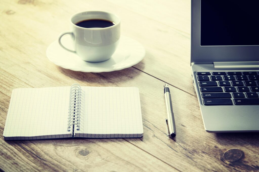 Praca zdalna a Kodeks pracy – prawa i obowiązki pracownika oraz pracodawcy coffee, computer, coffee cup, cup, desk, drink, laptop, notebook, pen, table, wooden table, workspace, work from home
