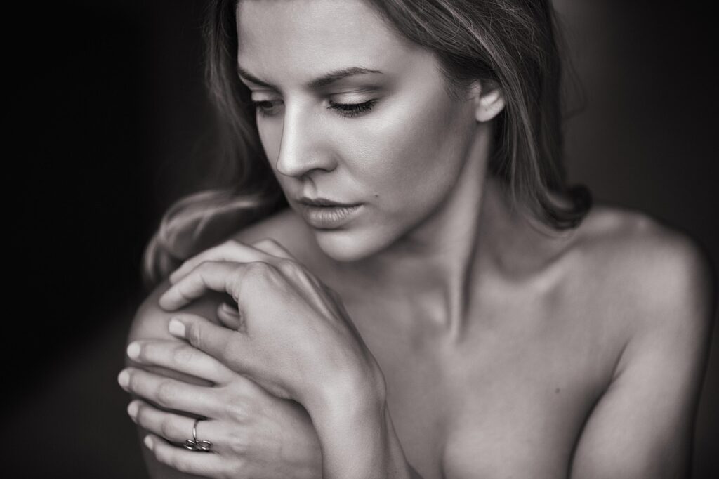 Jak odbudować komfort suchej skóry i dlaczego sam krem często nie wystarcza? pretty woman, portrait, hands, pretty, face, skin
