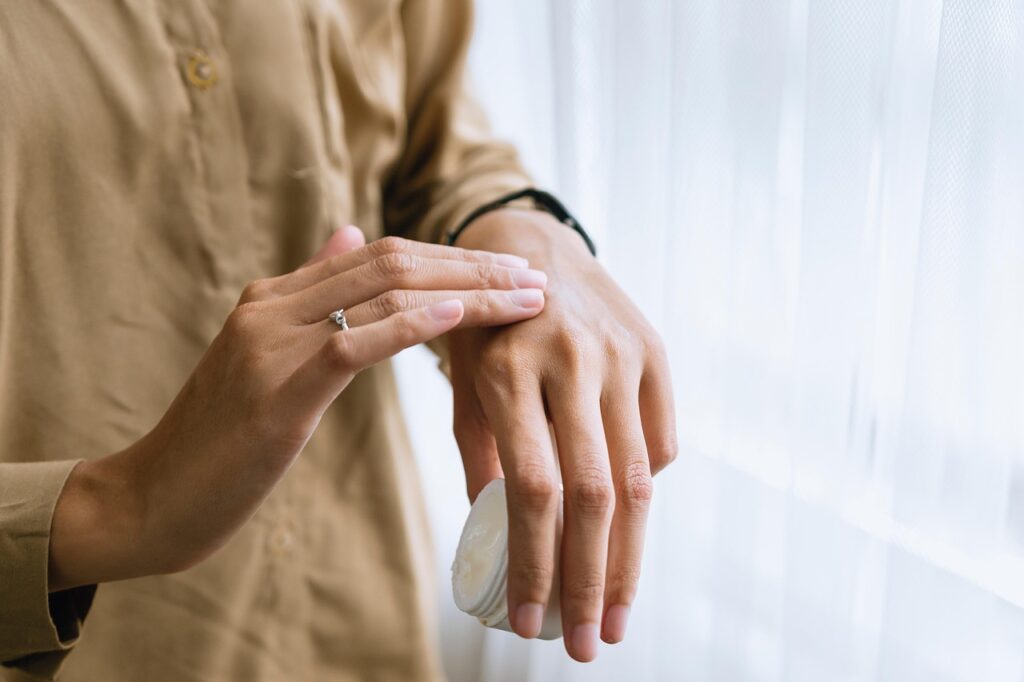 Suche i zniszczone dłonie – jak pielęgnować je na co dzień, zamiast ratować dopiero wtedy, gdy zaczynają pękać? self care, morning, routine, activity, skincare, white cream, lotion, cream, skin, self care, skincare, skincare, skincare, skincare, skincare, lotion, lotion, skin