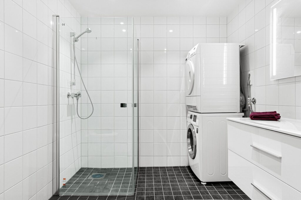 Jak kupować sprzęt AGD, żeby nie przepłacać za funkcje, których nie użyjemy? real estate, interior, bath room, shower, washing machine, mirror, towel, bath room, bath room, shower, shower, shower, shower, shower, washing machine, washing machine
