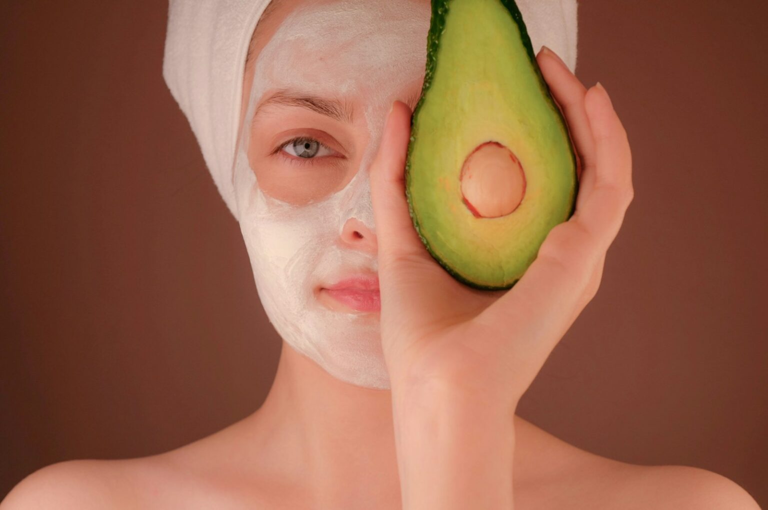 Sen, stres i codzienne nawyki a wygląd skóry – czego nie zastąpi nawet najlepszy kosmetyk? woman with white face mask holding green fruit